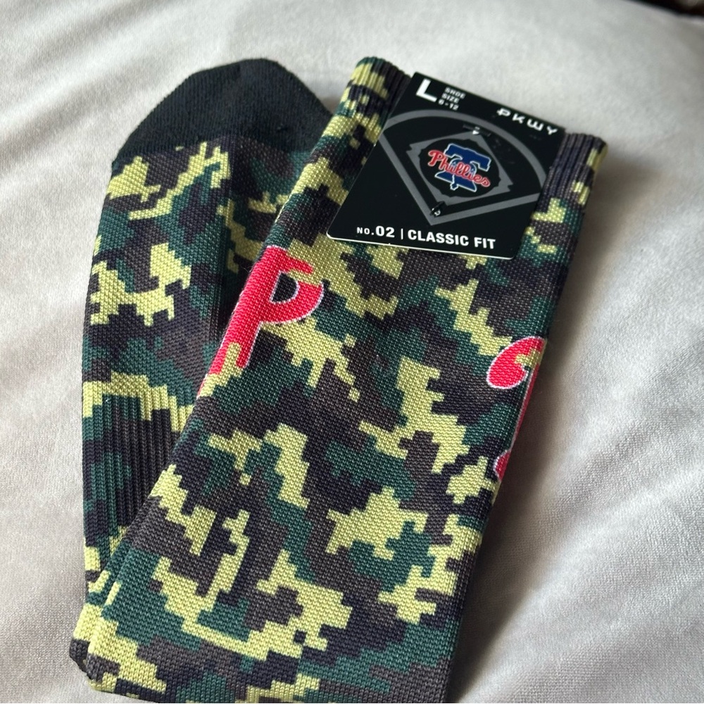 Men's Pkwy Phillies  Camouflage Crew Socks Size L Brand New